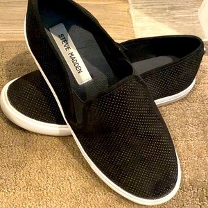 Steve Madden black slides